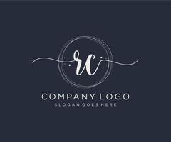 logotipo femenino inicial rc. utilizable para logotipos de naturaleza, salón, spa, cosmética y belleza. elemento de plantilla de diseño de logotipo de vector plano.