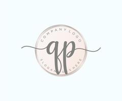 logotipo femenino qp inicial. utilizable para logotipos de naturaleza, salón, spa, cosmética y belleza. elemento de plantilla de diseño de logotipo de vector plano.