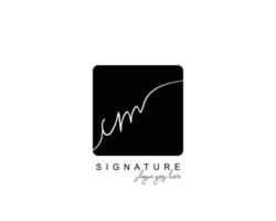 monograma de belleza cm inicial y diseño de logotipo elegante, logotipo de escritura a mano de firma inicial, boda, moda, floral y botánica con plantilla creativa. vector