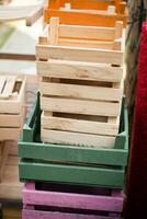 cajas de madera coloridas a la venta en un mercado foto