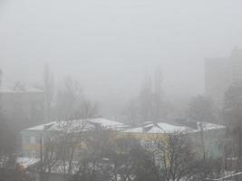 ciudad de niebla con las casas foto