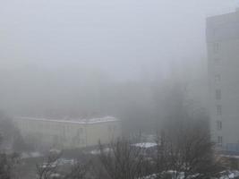 ciudad de niebla con las casas foto