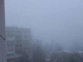 ciudad de niebla con las casas foto