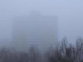 ciudad de niebla con las casas foto