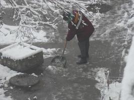 limpiando la calle con limpiaparabrisas en invierno foto