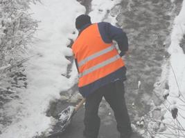 limpiando la calle con limpiaparabrisas en invierno foto