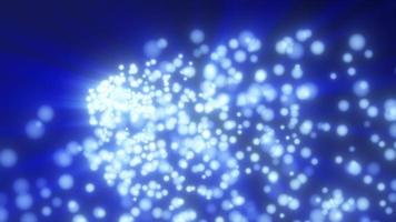 abstrato voando pequenas partículas brilhantes azuis redondas de bokeh e brilho com raios brilhantes mágicos energéticos brilhantes em um fundo escuro. fundo abstrato. vídeo em 4k de alta qualidade, design de movimento video