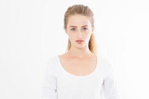 hermosa mujer caucásica en camiseta en blanco aislada sobre fondo blanco. perfecto cuidado de la piel y rostro femenino joven. copie el espacio foto