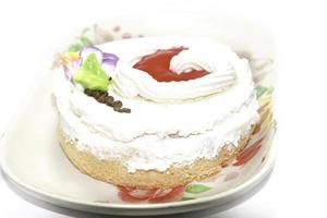 pastel de gasa con gelatina cubierto con crema batida sobre un fondo blanco, fresco y fresco en una panadería que está lista para servir a todos los festivales del mundo foto