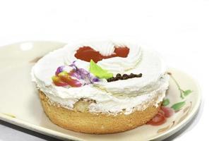 pastel de gasa con gelatina cubierto con crema batida sobre un fondo blanco, fresco y fresco en una panadería que está lista para servir a todos los festivales del mundo foto