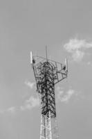 los postes telefónicos altos están listos para distribuir señales telefónicas e Internet para que el público las aproveche al máximo en el contexto del hermoso cielo natural de la tarde, blanco y azul. foto