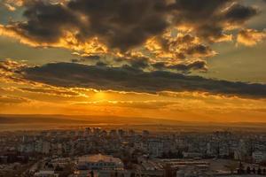 increíble puesta de sol sobre la ciudad. varna, bulgaria foto