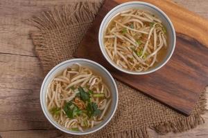 sopa de brotes de soja, agua clara, comida insípida. comida china foto