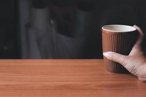 mano sosteniendo una taza de café. copie el espacio foto