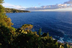 vista panorámica del mar de la costa desde las montañas, paisaje marino. costa del mar y el faro, paisaje, niza, francia. foto