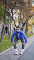 Frau, die auf der Straße joggt video