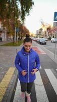 donna jogging su il strada video