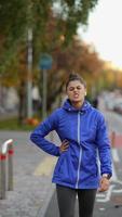 donna jogging su il strada video