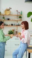 mujeres jóvenes hacen arreglos con plantas video