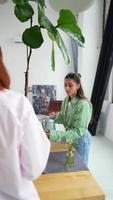 mulheres jovens fazem arranjos com plantas video
