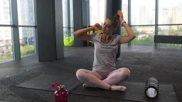 femme qui s'étend dans la salle de gym video