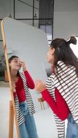 mulher aplica maquiagem diante de um grande espelho video