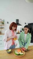 jeunes femmes dans la cuisine, trancher des fruits video