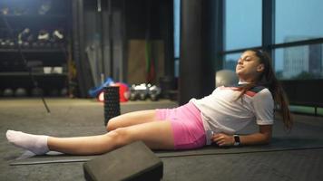 mujer estirando en el gimnasio video