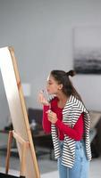 mujer se maquilla ante un gran espejo video