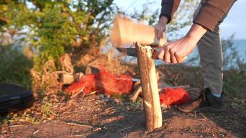 Brennholz auf einem Campingplatz mit Messer und Holzscheit vorbereiten video