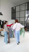 Dames kijken Bij kleding samen video