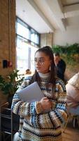 mujer en la cafeteria con laptop video