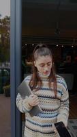 vrouw Bij koffie winkel met laptop video