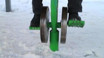 pies humanos pedaleando bicicleta de ejercicio fitness al aire libre en invierno video