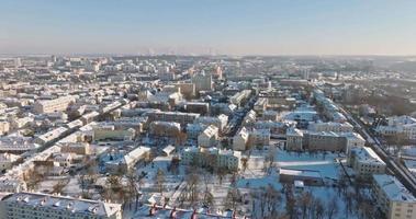 panoramisch antenne visie van een winter stad met een privaat sector en hoogbouw woon- gebieden met sneeuw