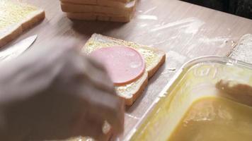 mujer cocinando sándwiches en una tabla de madera en la cocina video