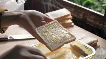 mulher cozinhando sanduíches em uma tábua de madeira na cozinha video