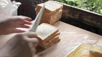 Frau kocht Sandwiches auf einem Holzbrett in der Küche video