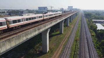 le train circule sur les voies ferrées. video