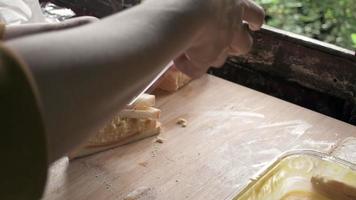 donna cucinando panini su un' di legno tavola a il cucina video