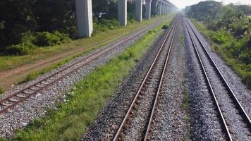 vista aérea del largo ferrocarril que se mueve a lo largo de las vías del tren video