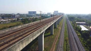 le train circule sur les voies ferrées. video