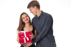 hermosa pareja con regalo en las manos foto