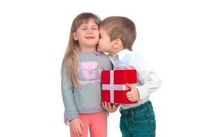 niños con caja de regalo foto