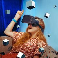 chica con gafas de realidad virtual foto