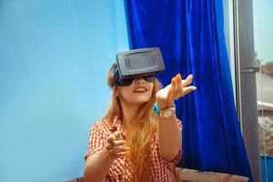 chica con gafas de realidad virtual foto