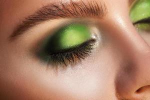 foto de cerca de los ojos cerrados con maquillaje verde