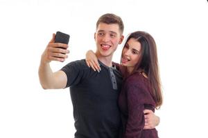 joven pareja enamorada hace selfie y sonríe foto