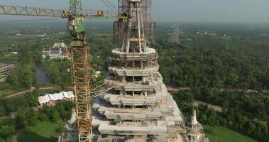 eine luftaufnahme der schönen kirche im tempel luang pho sot thammakayaram in ratchaburi in der nähe von bangkok, thailand video