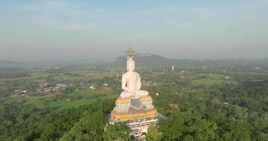 eine luftaufnahme von big buddha auf dem berg steht prominent im nong-hoi-tempel in ratchaburi in der nähe von bangkok, thailand video